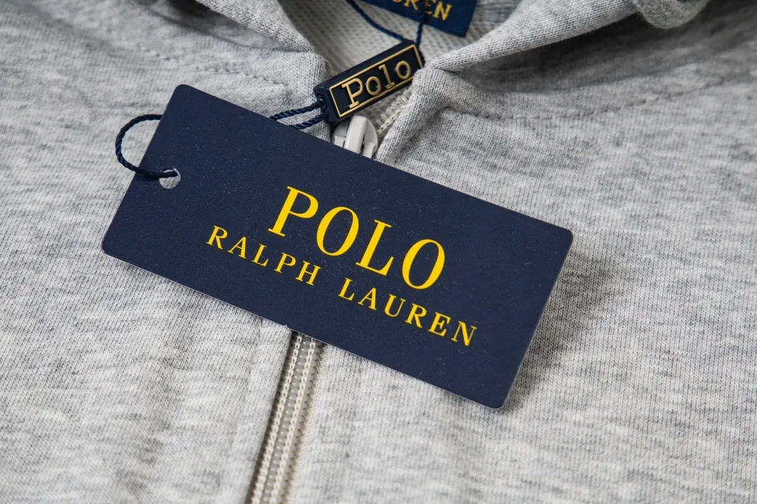 P230 model number Y869 Ralph Lauren/Ralph Lauren Malaysian embroidered zipper cardigan hooded sweatshirt. This sweatshirt is available for everyone in autumn and winter. You can wear it casually no matter how you wear it! ! This hooded sweatshirt is decorated with the simple style that represents Ralph Lauren and is paired with a pony embroidery pattern, which is three-dimensional and full! The solid color fabric paired with exquisite embroidery instantly sets it off! Hooded sports design, loose and casual fit! The overall texture is very strong! Through the pictures, we can feel the thickness and texture of custom-woven and dyed threads. The workmanship is exquisite. They are shipped from major foreign trade factories. They are all made by masters with many years of experience. Everything is of high standards and requirements! Simple and versatile model ~ Made of imported pique cotton fabric, which is super delicate and soft, close to the body without being tied. All fabrics and accessories are original custom-made and of high quality! Perfectly reflects the brand’s sense of superiority! Standard cut, comfortable stretch, unrestricted movement! Highly practical, high-end and classy! Versatile style ~ can be paired with jeans or jogging pants. Ideal for transitioning from your morning commute to weekend events! Size: S-XL Navy Black Gray